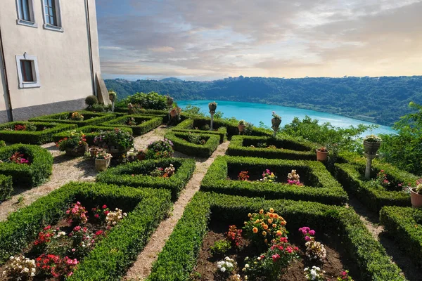 Kutsal haçın kutsal mabedindeki Neminin gül bahçesi