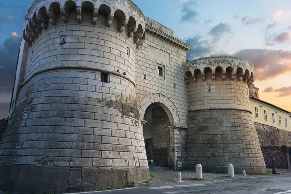 Roma kalelerinde Velletri köyünün Napoli kapısı