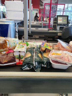 08.22.2020 tarihli editoryal görüntü İtalya 'daki Coop Supermarket' in içinde bir sıra kasanın içinde çekilmiştir.