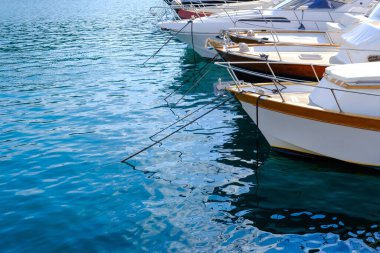 Porto ercole 'a demir atmış bir grup tekne.