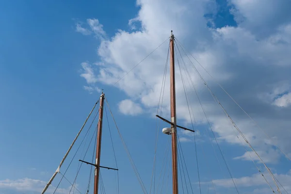 Deux Mâts Bateau Avec Voiles Pliées — Photo