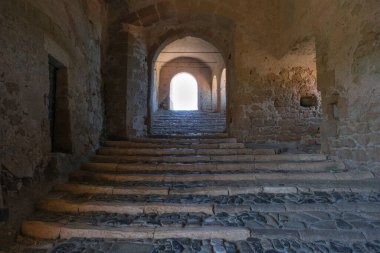 Toskana Maremması 'ndaki ortaçağ şatosunun iç merdivenleri.