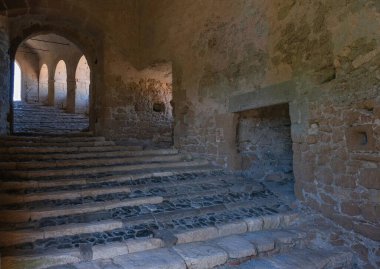 Toskana Maremması 'ndaki ortaçağ şatosunun iç merdivenleri.