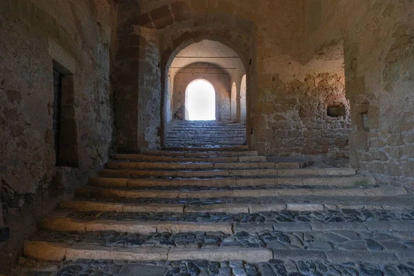 Toskana Maremması 'ndaki ortaçağ şatosunun iç merdivenleri.