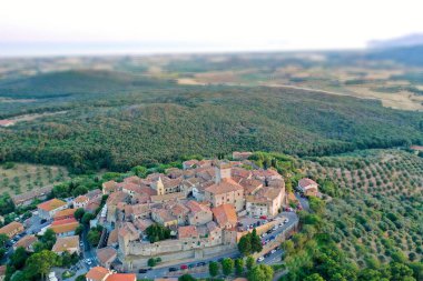 Toskana maremmasındaki Ortaçağ Kapalbiyoloji kasabasının havadan görünüşü