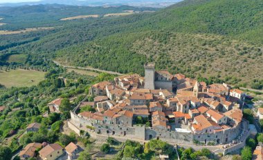 Toskana maremmasındaki Ortaçağ Kapalbiyoloji kasabasının havadan görünüşü