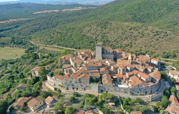 Toskana Maremmasındaki Ortaçağ Kapalbiyoloji Kasabasının Havadan Görünüşü — Stok fotoğraf