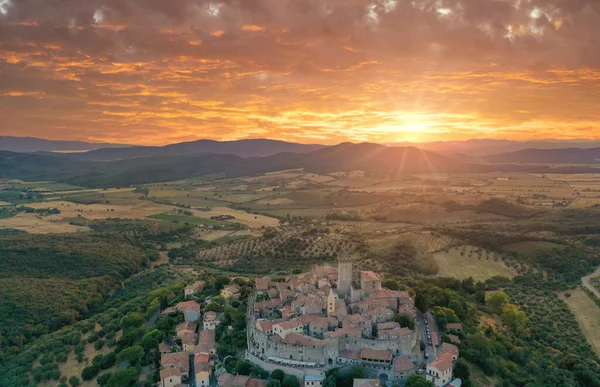 Toskana maremmasındaki Ortaçağ Kapalbiyoloji kasabasının havadan görünüşü