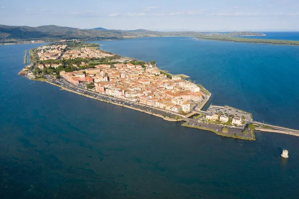 Doğu Maremma lagünündeki Toskana kıyısındaki Orbetello sahil kasabasının hava manzarası.