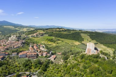 Toskana tepelerindeki ortaçağ şehri Rocca d 'Orcia' nın havadan görünüşü