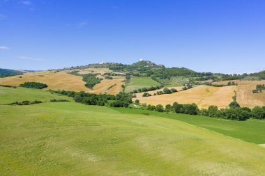 Toskana tepelerindeki ortaçağ şehri Rocca d 'Orcia' nın havadan görünüşü