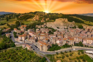 Toskana tepelerindeki ortaçağ şehri Rocca d 'Orcia' nın havadan görünüşü