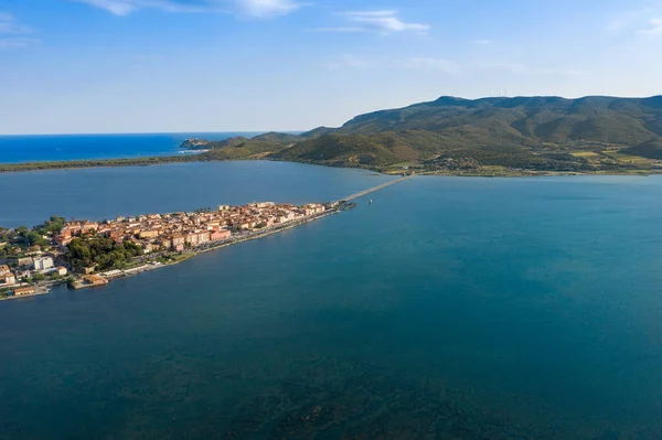 Levante Porto Ercole ve Monte Argentario ile Grosseto ilindeki Orbetello 'nun havadan görünüşü