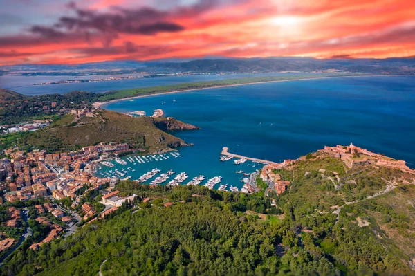 Toskana kıyısındaki Monte Argentario bölgesinde Porto Ercole 'un hava manzarası
