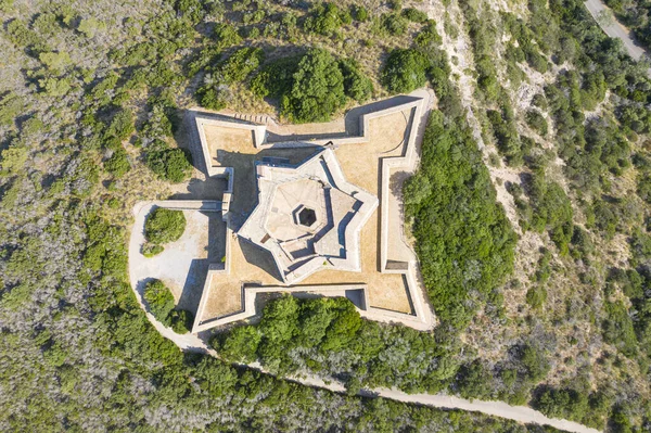 Toskana kıyısındaki Monte Argentario bölgesinde Porto Ercole 'un hava manzarası