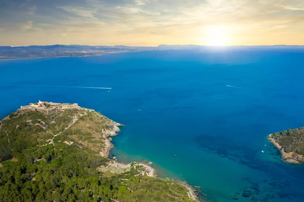 Toskana kıyısındaki Monte Argentario bölgesinde Porto Ercole 'un hava manzarası