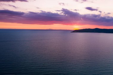 Tuscany 'nin Grosseto ilindeki Talamone kıyı kasabasının hava manzarası