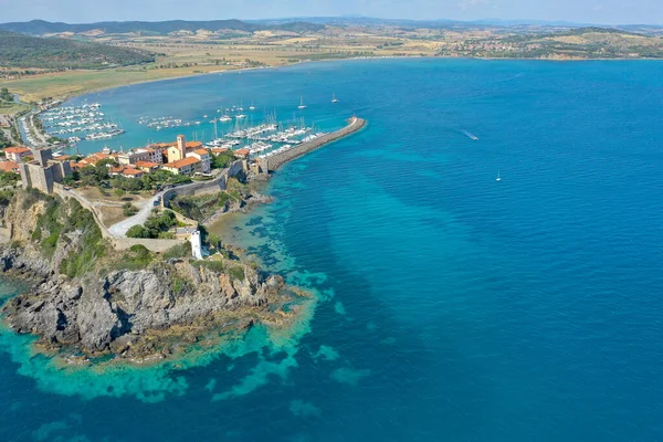Tuscany 'nin Grosseto ilindeki Talamone kıyı kasabasının hava manzarası