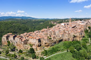 Toskana maremmasının tepelerindeki Grosseto eyaletinin ortaçağ kasabası Pitigliano 'nun havadan görünüşü
