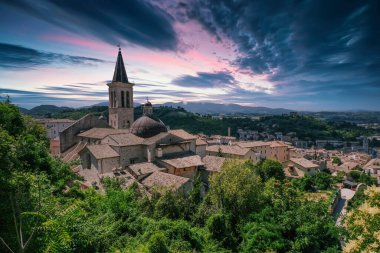 Spoleto katedralinin çan kulesi şehrin tarihi merkezinde dramatik bir gökyüzünde yer almaktadır.