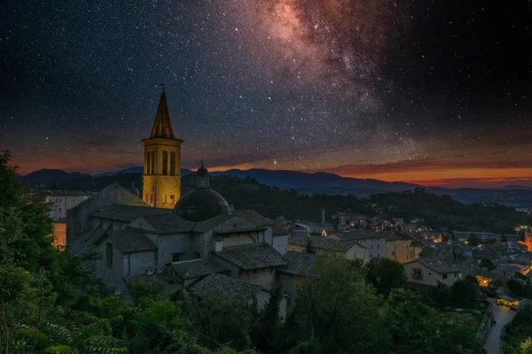 Ortaçağ Spoleto 'sunda yıldızlı gökyüzü