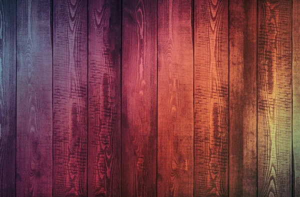 Gökkuşağı renkli ahşap bir masanın üst görüntüsü