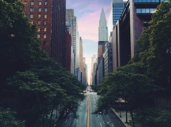 Yoğun bir cadde sabah New York 'ta