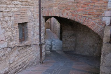 Gubbio umbria italy 'nin tarihi merkezinde kemerler serisi