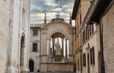 Gubbio umbria İtalya 'nın tarihi merkezinde Sant' ubaldo heykeli