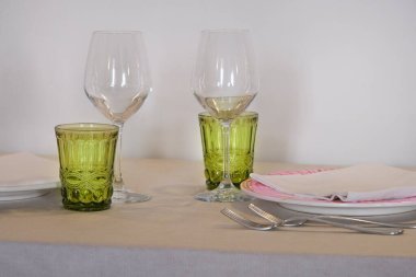 Şarap ve su bardakları bir restoranın içindeki sette.