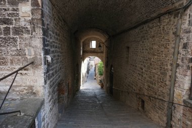 Gubbio umbria italy 'nin orta çağ kasabasında kemerli bir sokak.