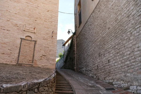 Gubbio Umbria İtalya 'nın tarihi merkezinde San Giuliano çeyrek merdiven.