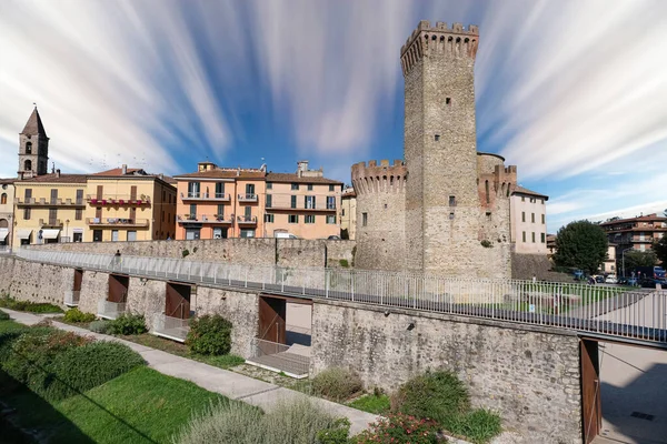 Umbertide köyünde kulesi olan bir ortaçağ şatosu. Gökte uzun süre kalan bir göbek adı.