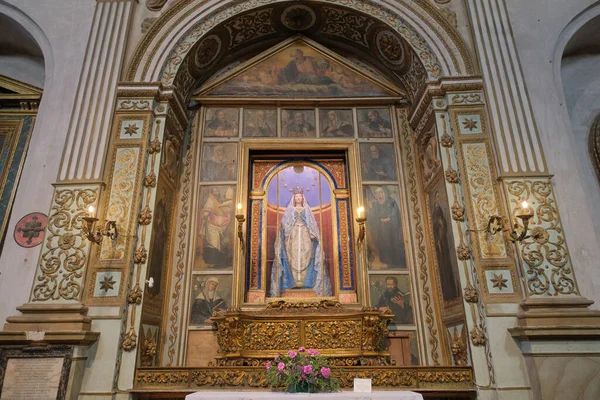 中世纪意大利Gubbio Umbria镇一座教堂内的圣母玛利亚 — 图库照片