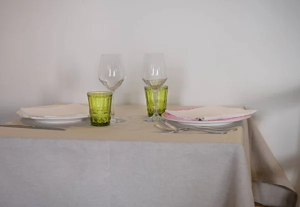 Copos Vinho Água Uma Mesa Dentro Restaurante — Fotografia de Stock