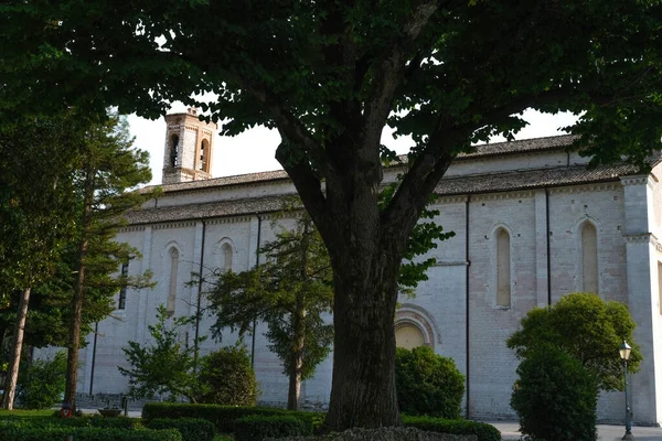 グビオ ウンブリアの中世教会の側面のファサードイタリア — ストック写真