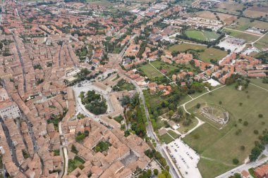 Roma amfitiyatrosuyla İtalya 'nın ortaçağ Gubbio umbria kasabasının havadan görünüşü