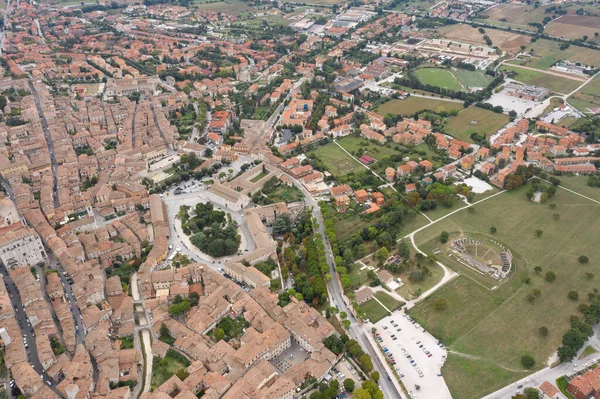 Roma amfitiyatrosuyla İtalya 'nın ortaçağ Gubbio umbria kasabasının havadan görünüşü