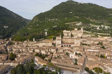 Gubbio umbria italy 'nin ortaçağ kasabasının ön panoramik hava manzarası