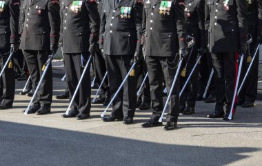 Jandarma kılıçlarla dizildi.