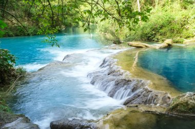 Elsa nehri tarafından Colle di val d 'elsa Toskana İtalya' nın fluvial parkında üretilen küçük şelaleler.