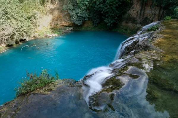 Elsa nehri tarafından Colle di val d 'elsa Toskana İtalya' nın akışkan parkında üretilen şelaleler.