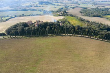 Toskana tepelerindeki bir kalenin havadan görünüşü