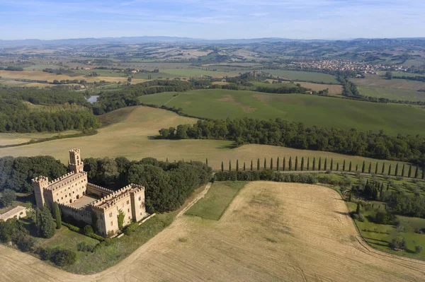 Arkadaki Toskana tepelerindeki bir kalenin havadan görünüşü buonconvento kasabası.