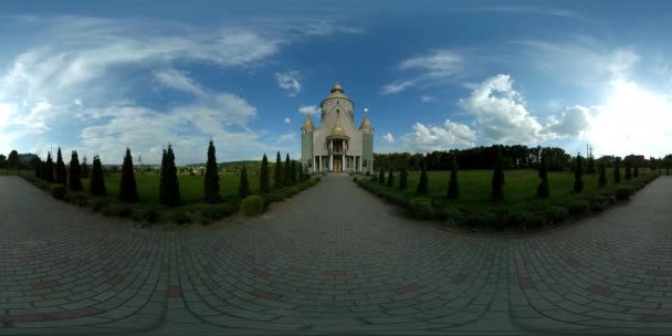 360 vr hermosa iglesia nublado — Vídeos de Stock