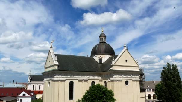 Mooie kerk bewolkt 4k — Stockvideo