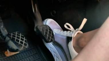 Kız beyaz araba pedallar 4 k tuşuna basarak Ayakkabı snickers