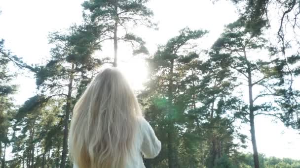 Beleza romântica jovem mulher no vestido na floresta no pôr do sol 4k — Vídeo de Stock