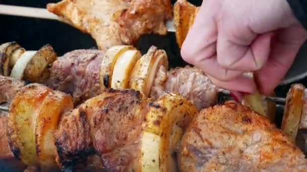 Мясо барбекю приготовления 4k — стоковое видео