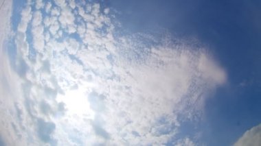 Güneşli mavi gökyüzü, doğa beyaz bulutlar timelapse